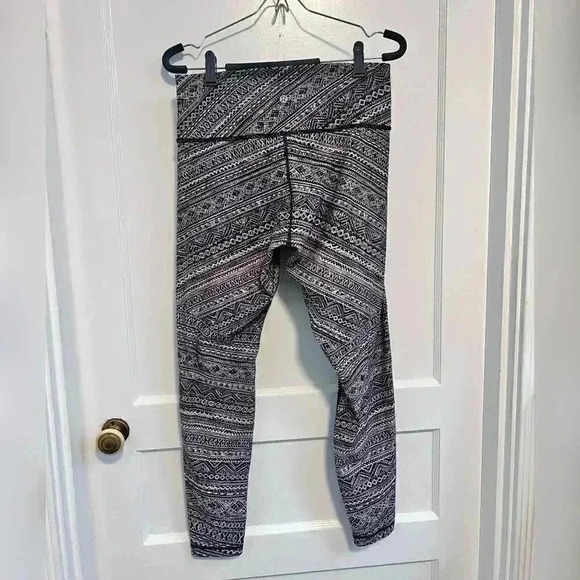 Lululemon Wunder Under
High-Rise Leggings 28" Full-On
Luxtreme Tribal Pace - Picture 6 of 6